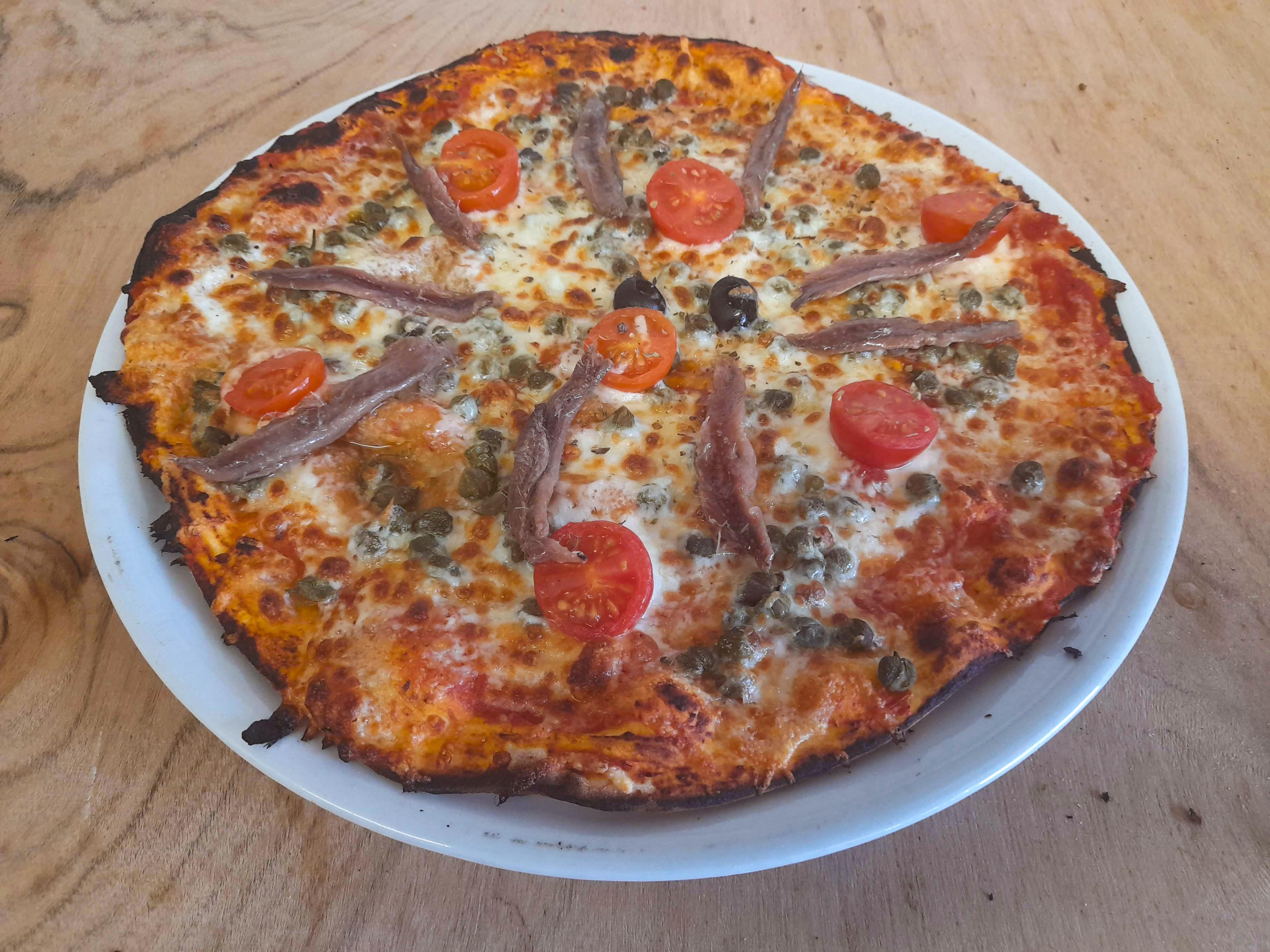 Pizza sortie du four base tomate